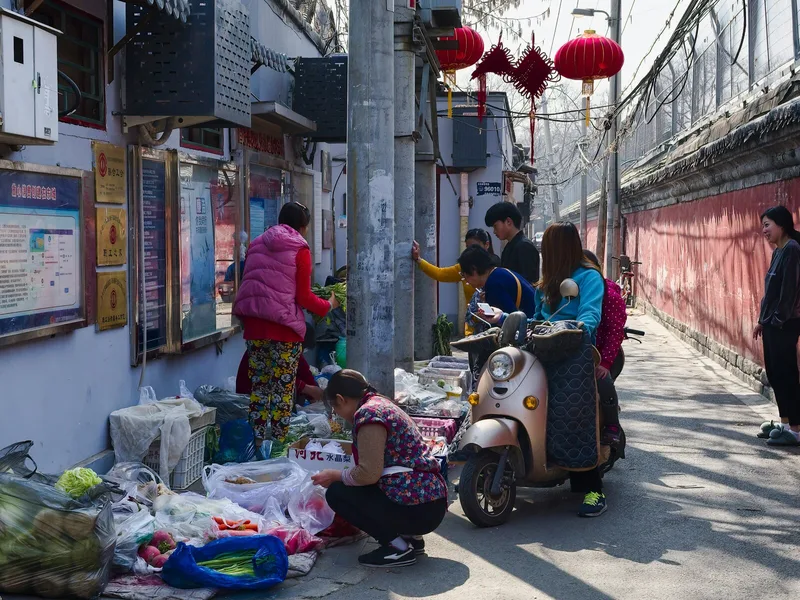 Busy food market scene in China where travelers should consider ingredients and cross-contact risks